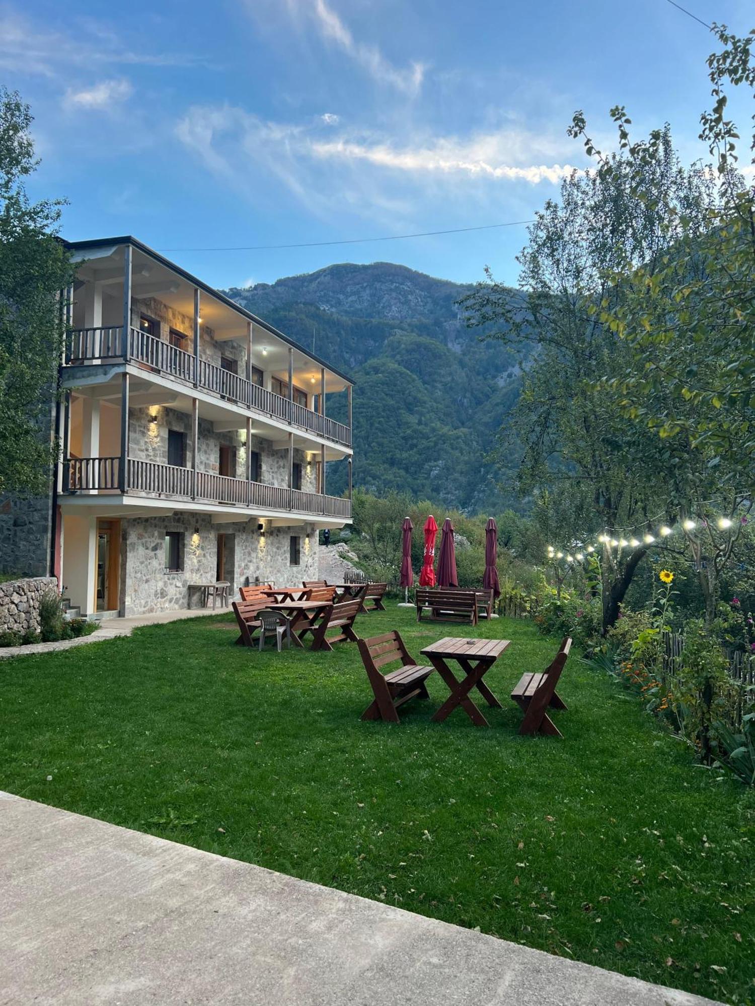 Bujtina Zici Hotel Theth Exterior photo
